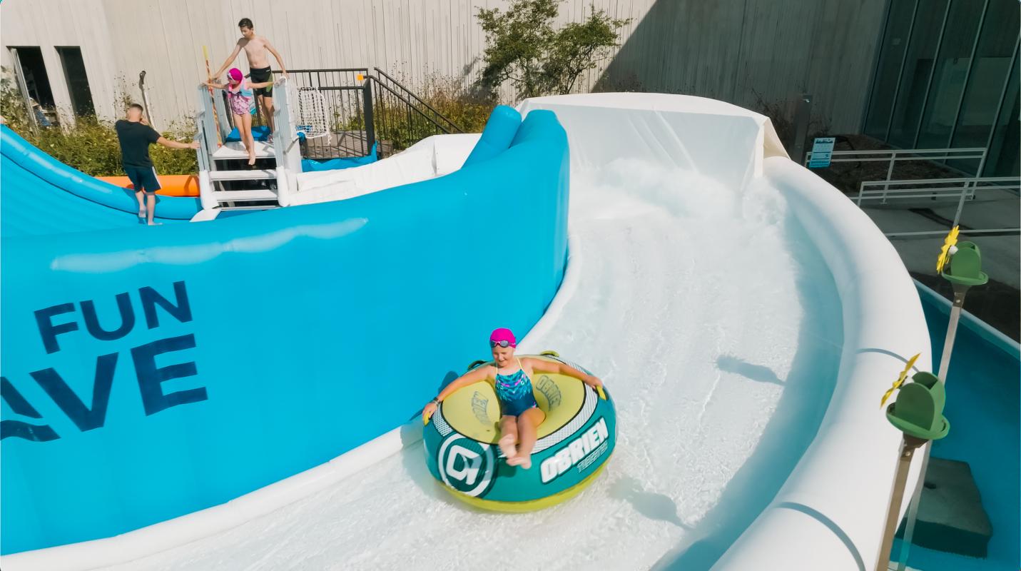 FunWave Toboggan à Bouée au Centre Aquatique de Val d'Europe.