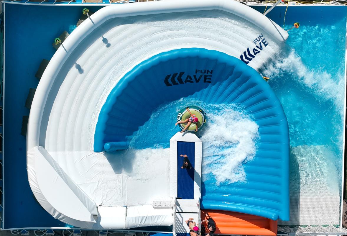 FunWave Toboggan à Bouée au Centre Aquatique de Val d'Europe.